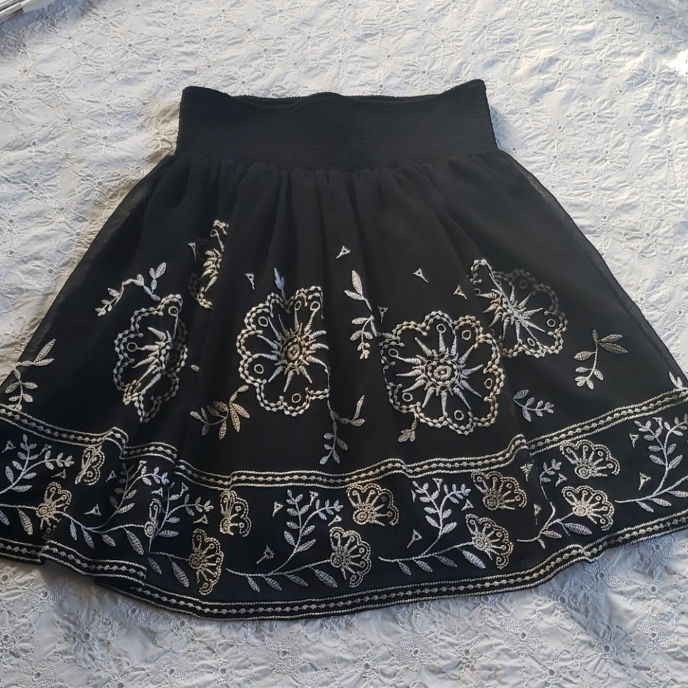 WHBM Embroidery polyester circular fully lined  black and white skirt XXS
